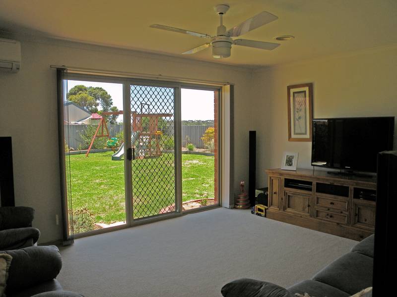 THE PERFECT FAMILY HOME ALL READY TO MOVE IN TO.. Picture 3