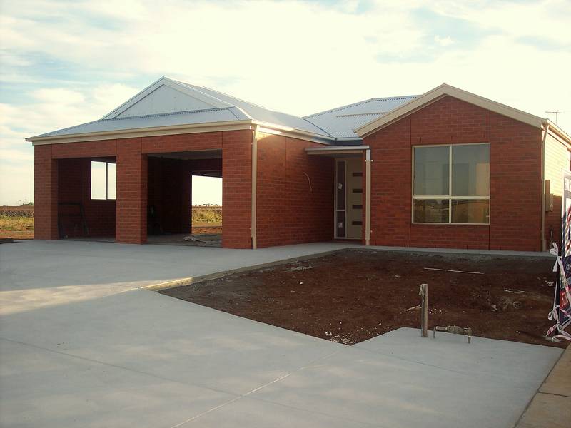 LIVE IN LAKELANDS Picture 1