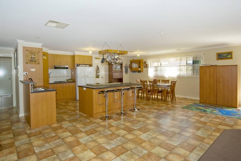 HUGE 5 BEDROOM FAMILY HOME Picture 3