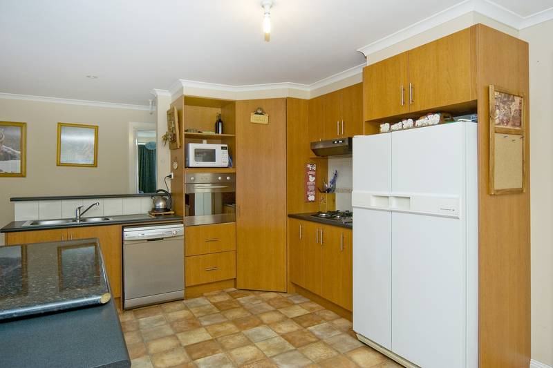 HUGE 5 BEDROOM FAMILY HOME Picture 2