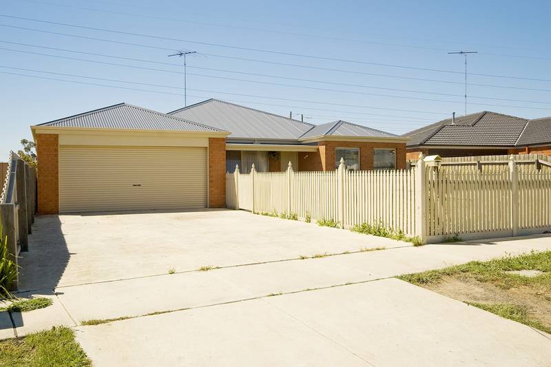 HUGE 5 BEDROOM FAMILY HOME Picture 1