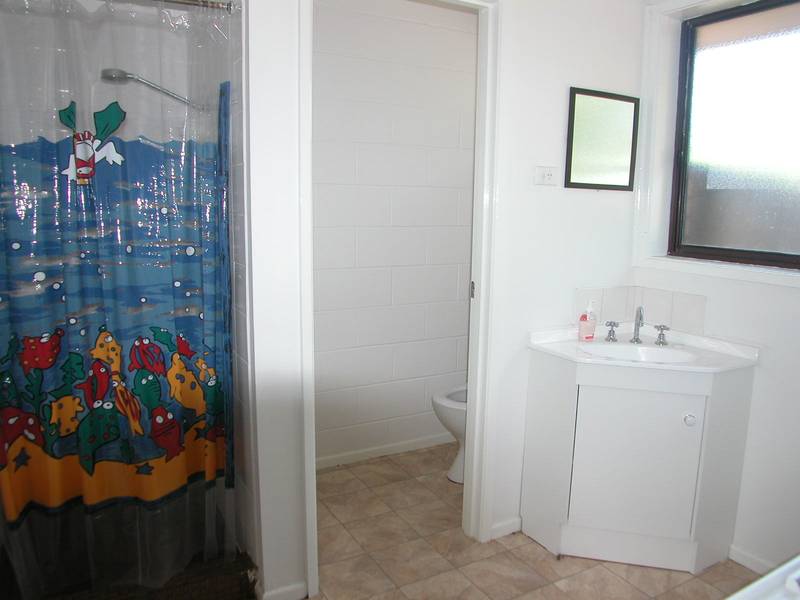 Large 1 bedroom Unit in Quiet location Picture 3