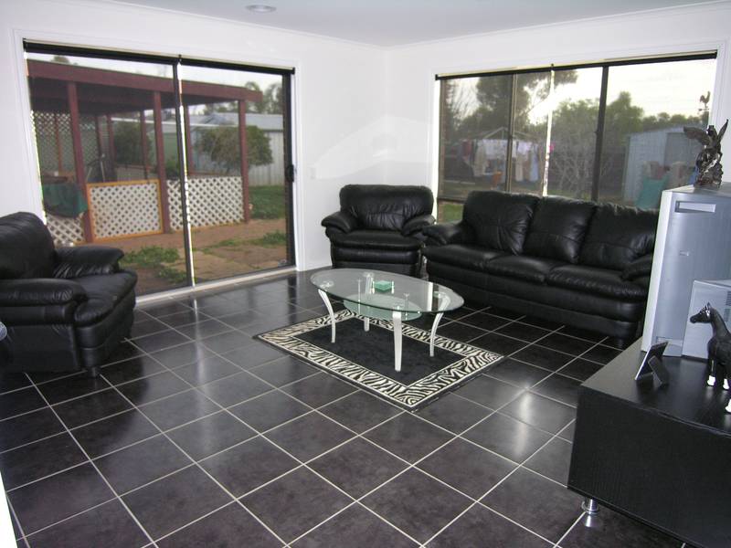 Large home close to schools Picture 3