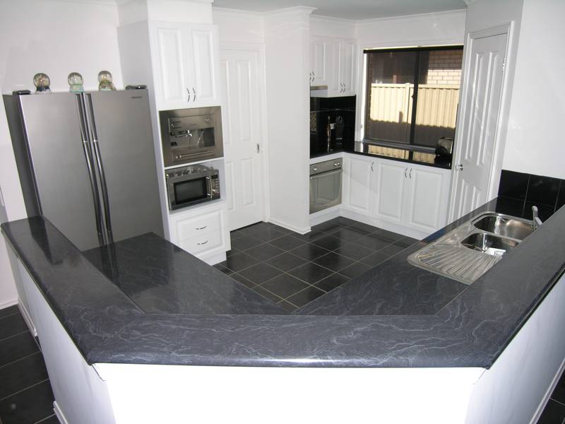 Large home close to schools Picture 2