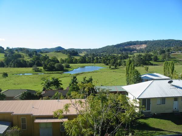OPEN PLAN LIVING WITH VIEWS - PETS OK!!! Picture 3