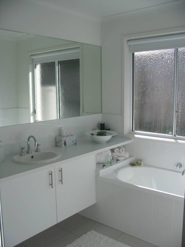 Near New Immaculate Home in peaceful, quiet location Picture