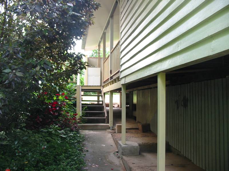 CLOSE TO TOWN Picture