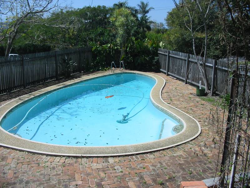 Family Home with Pool Picture 3