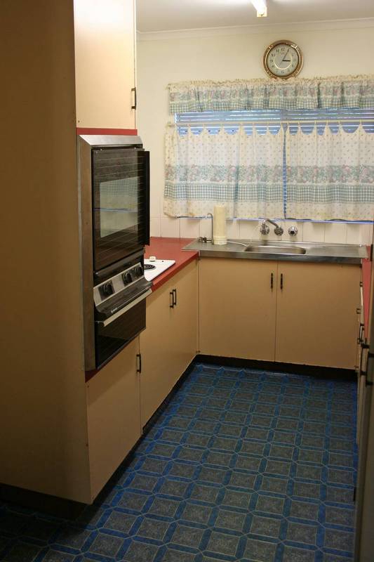 MASSIVE UNIT IN HEART OF NAMBOUR Picture 3