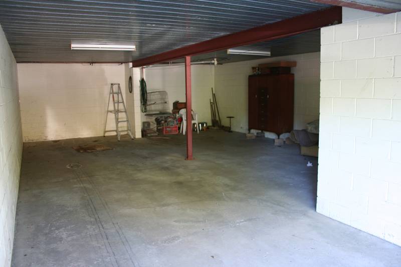 MASSIVE UNIT IN HEART OF NAMBOUR Picture 2