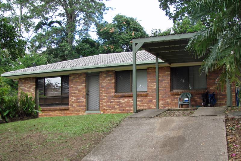 Solid 3 bedroom Home in Quiet Neighbourhood Picture 1