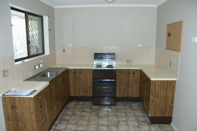 Solid 3 bedroom Home in Quiet Neighbourhood Picture 2