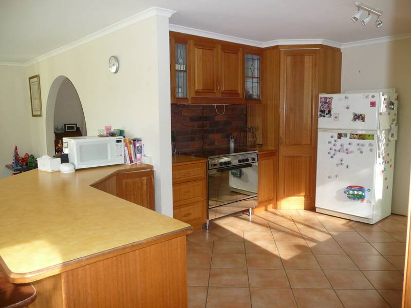 SENSATIONAL COUNTRY FAMILY HOME IN DRESS CIRCLE ACREAGE Picture 2