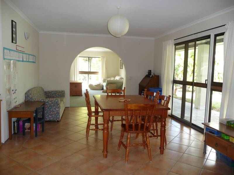 SENSATIONAL COUNTRY FAMILY HOME IN DRESS CIRCLE ACREAGE Picture 3