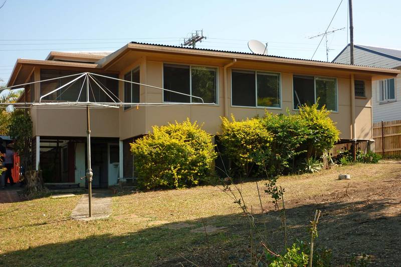 LARGE FAMILY HOME IN THE HUB OF ALL THE ACTION Picture 3