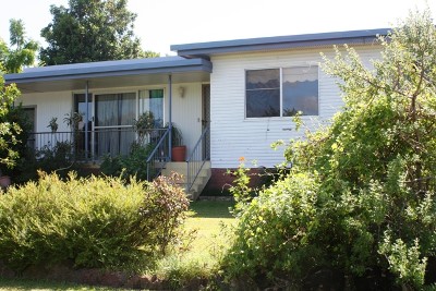 Great Large family home in Nambour Picture
