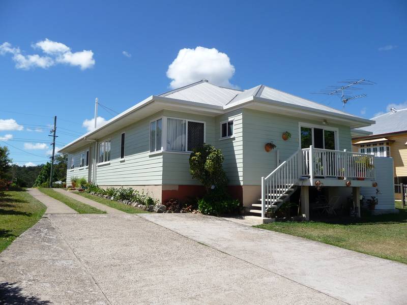 WALK IN AND ENJOY THIS FAMILY HOME Picture 1