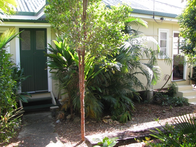 LEAFY AND QUAINT NAMBOUR HOME Picture 1