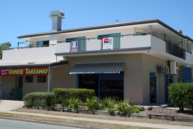 EXTREMELY LARGE TOP FLOOR APARTMENT Picture 1