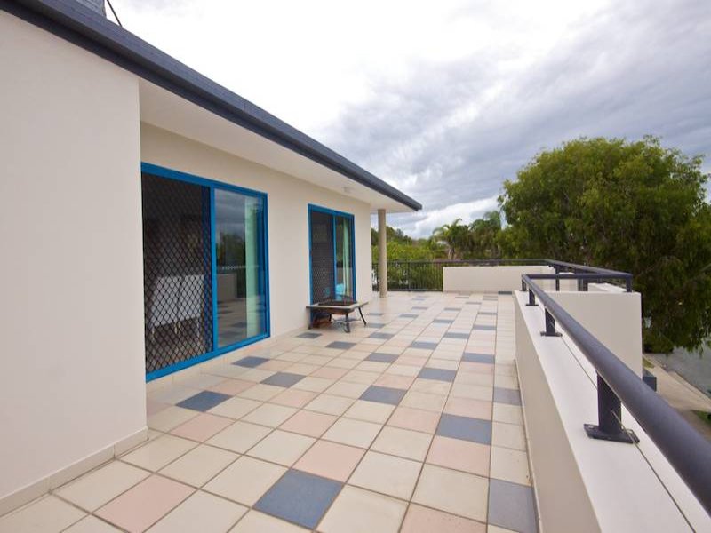 EXTREMELY LARGE TOP FLOOR APARTMENT Picture 3