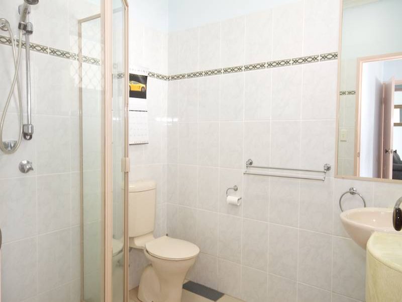 EXTREMELY LARGE TOP FLOOR APARTMENT Picture 2