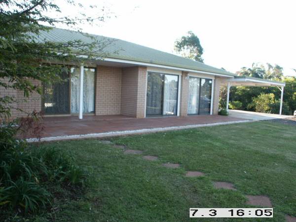 Large home with formal and informal living! Picture 2