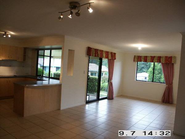 Lovely four bedroom home in Coes Creek! Picture 2