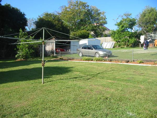 WALK TO TOWN, RAIL AND SCHOOLS - PETS OK Picture 2