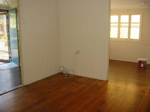 WALK TO TOWN, RAIL AND SCHOOLS - PETS OK Picture 3