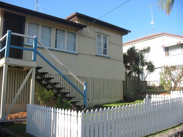 WALK TO TOWN, RAIL AND SCHOOLS - PETS OK Picture 1