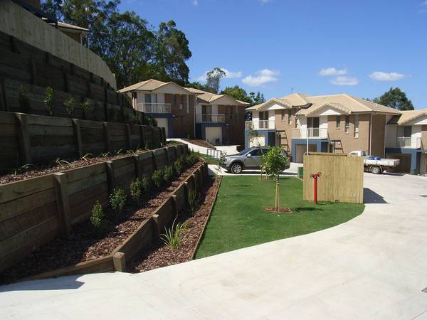 Modern Spacious Townhouse! Central to the hospital and Town Centre! Picture 1