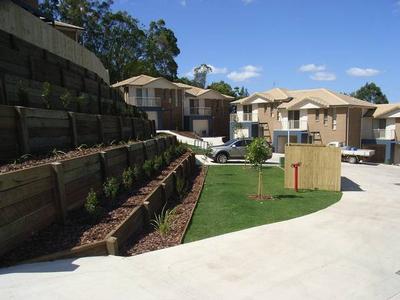 Modern Spacious Townhouse! Central to the hospital and Town Centre! Picture