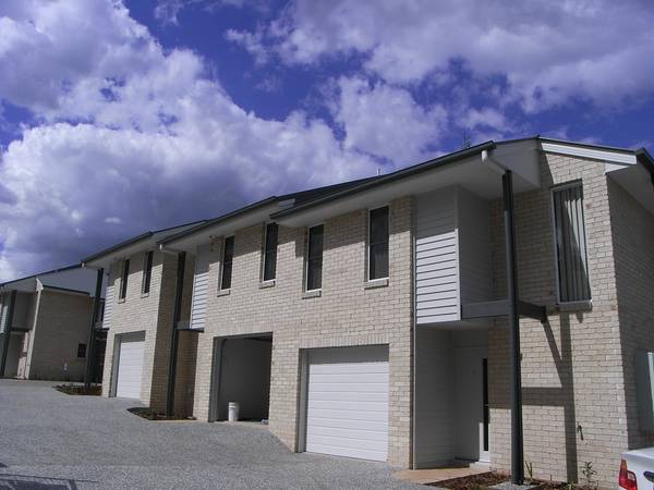 Quality Townhouses - Buy Now At '07 Prices Picture 3