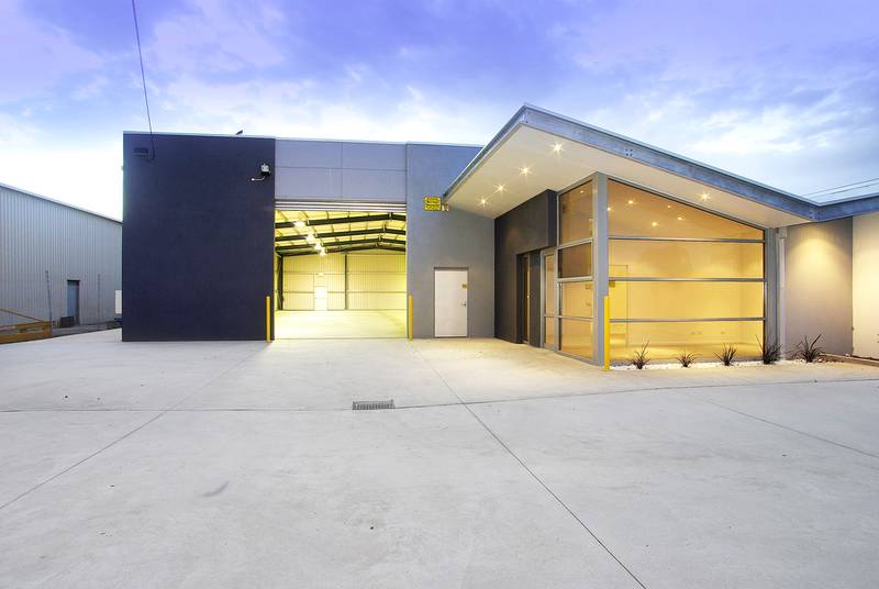 Immaculate Warehouse/Showroom Complex Picture 2