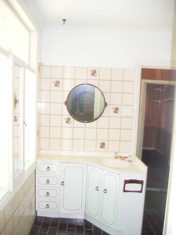 UNDER OFFER Picture 3