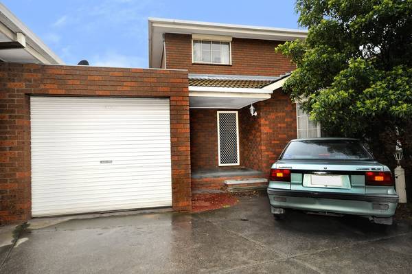 Town House Living Close to CBD & Bay Picture 1