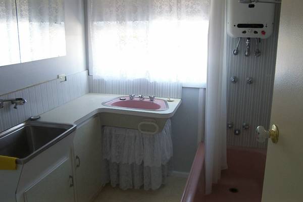 VERY NEAT TWO BEDROOM FLAT Picture 2