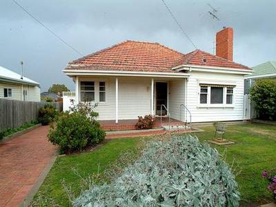 TWO BEDROOM HOME WITH TWO GARAGES Picture