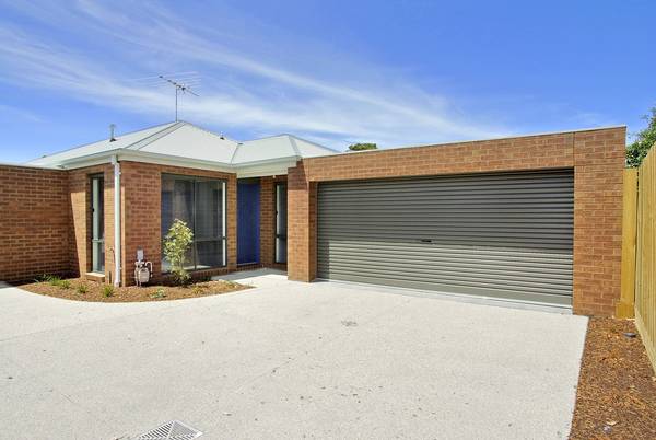 THREE BEDROOM MODERN TOWNHOUSE Picture 1