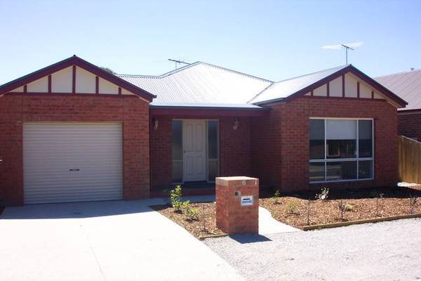 THREE BEDROOM EXECUTIVE TOWNHOUSE Picture 1