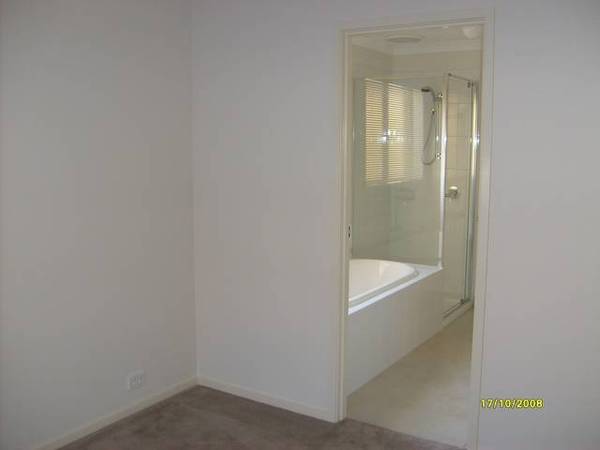 BRAND NEW THREE BEDROOM TOWNHOUSE Picture 3