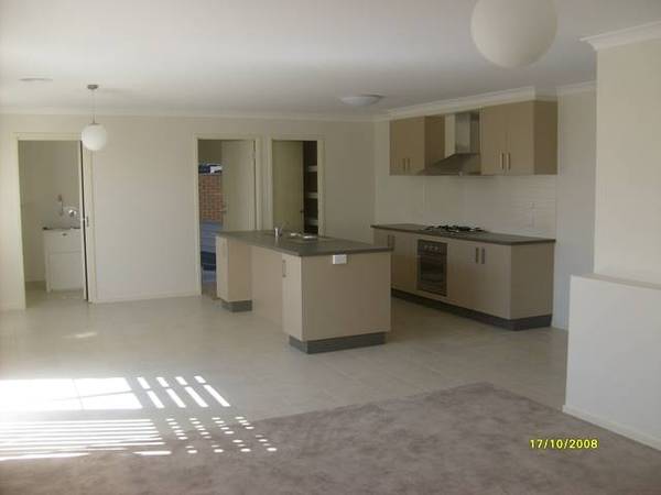 BRAND NEW THREE BEDROOM TOWNHOUSE Picture 2