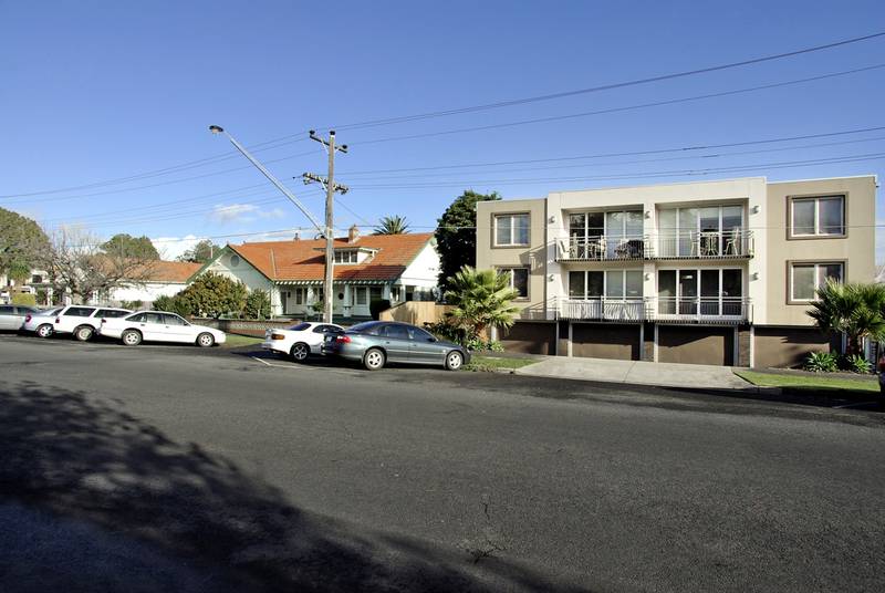 1 BR unit close to the CBD Picture 3