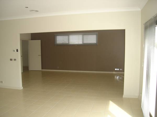 3 BEDROOM TOWNHOUSE Picture 3