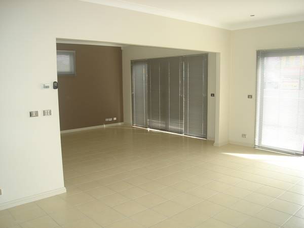 3 BEDROOM TOWNHOUSE Picture 2