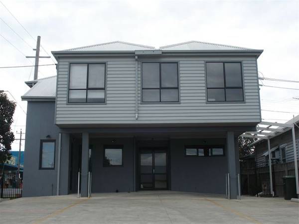 3 BEDROOM TOWNHOUSE Picture 1