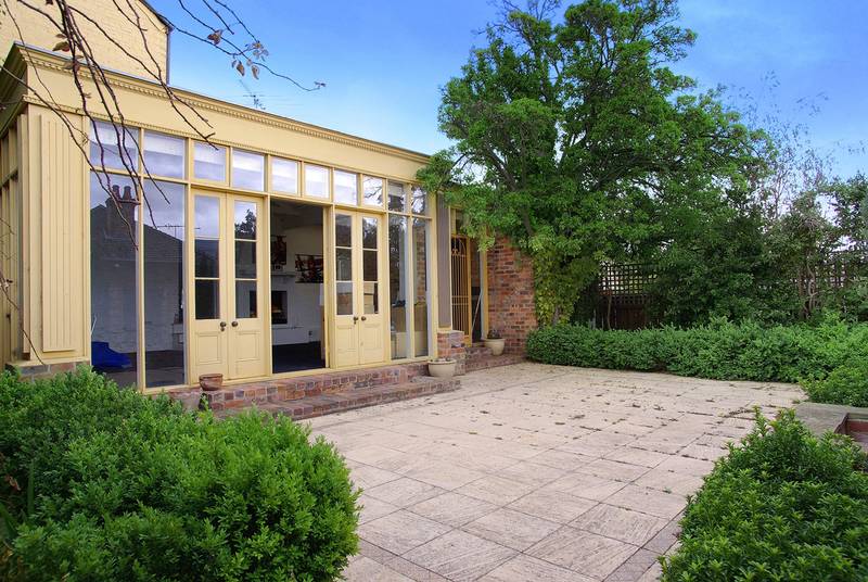 BOUTIQUE COMMERCIAL PREMISES/OFICES IN HIGH PROFILE LOCATION! Picture 2