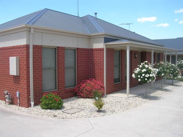 MODERN THREE BEDROOM TOWNHOUSE Picture 1