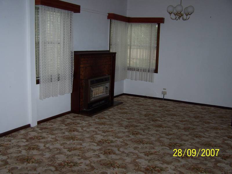 SPACIOUS THREE BEDROOM HOME Picture 2