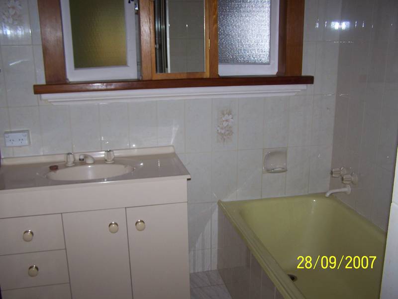 SPACIOUS THREE BEDROOM HOME Picture 3